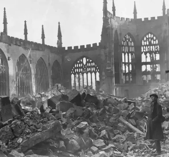 Die Kathedrale von Coventry nach der Bombardierung 1940