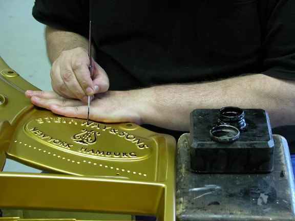 Bemalen der Gussplatte_c_Steinway & Sons.jpg